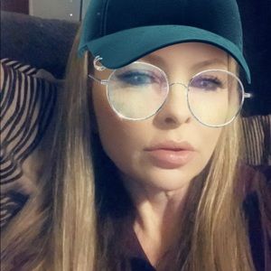 Meet your Posher, Monica